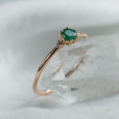 Engagement ring with emerald and side diamonds AVA