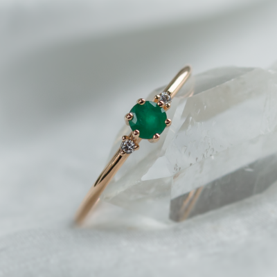 Engagement ring with emerald and side diamonds AVA