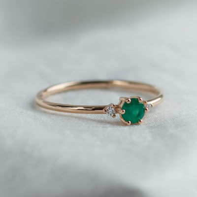 Engagement ring with emerald and side diamonds AVA