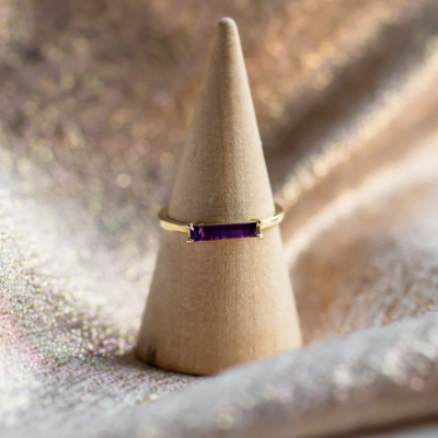Gold ring with baguette amethyst AYLA