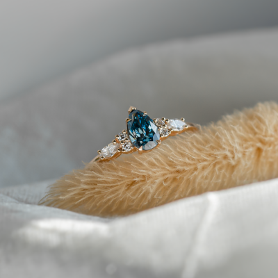 Zlatý prsten s pear blue lab grown diamantem a postranními diamanty AZURE
