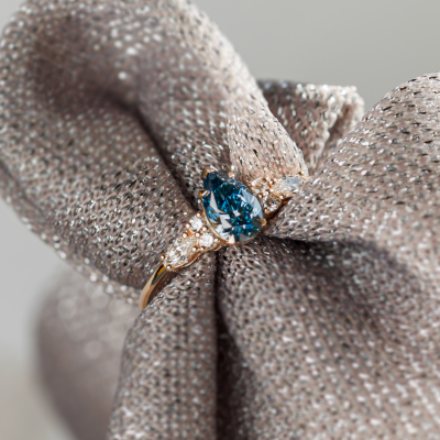Zlatý prsten s pear blue lab grown diamantem a postranními diamanty AZURE