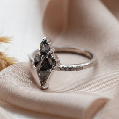 Zlatý cluster prsten se salt and pepper diamanty BEATRICE