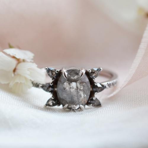 Zlatý netradiční prsten se salt and pepper diamanty BEEZEE