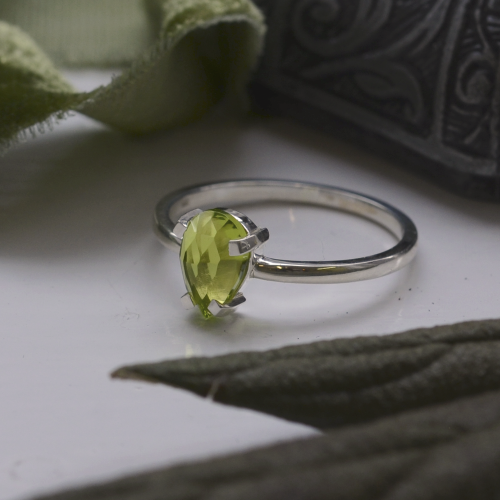 Gold ring with peridot BERTA