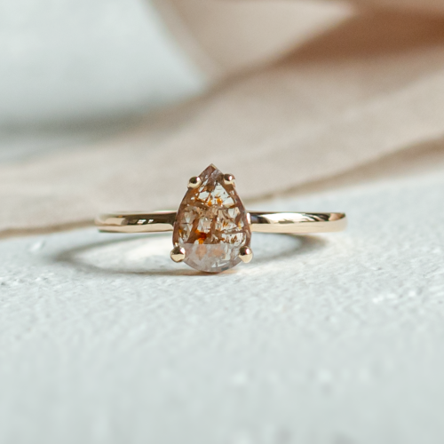 Zlatý prsten s pear salt and pepper diamantem BERTO