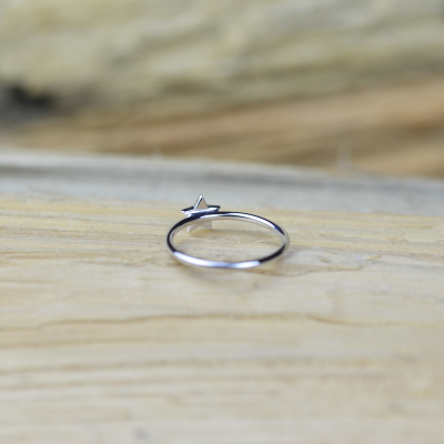 Minimalistický zlatý prsten ve tvaru hvězdy s diamantem BETTY