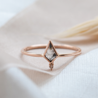 Salt and pepper diamond minimalist ring with diamond BIANCA