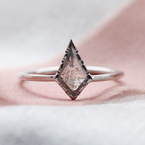 Zlatý prsten s kite salt'n'pepper diamantem BILL