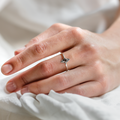 Minimalistický zásnubní prsten se salt and pepper diamantem BILLY