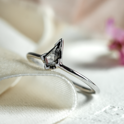 Engagement ring with kite salt'n'pepper diamond BLITZ