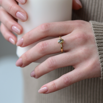 Zlatý prsten s oválným salt  and pepper diamantem BROOKE