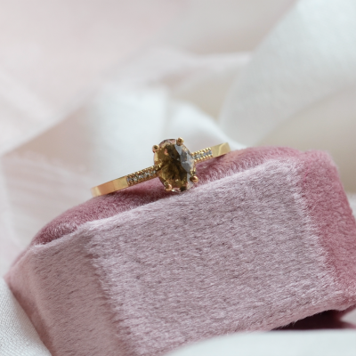 Zlatý prsten s oválným salt  and pepper diamantem BROOKE