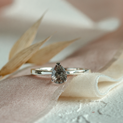 Engagement salt'n'pepper diamond ring CARMIA