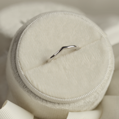Minimalist curved wedding ring CATANIA