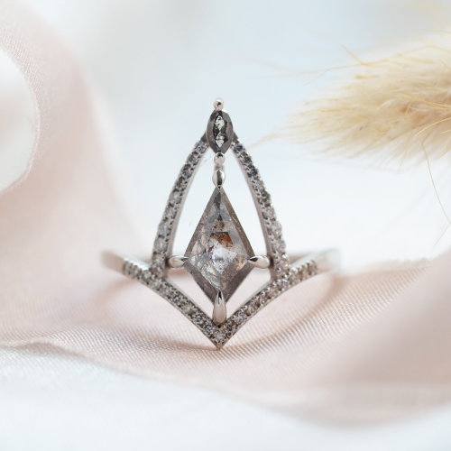 Extravagantní prsten se salt'n'pepper diamanty CATHEDRAL