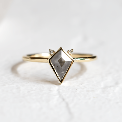 Zlatý prsten s kite salt and pepper diamantem a diamanty CATKIN