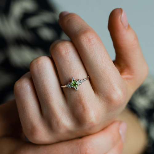 Gold ring with peridot and diamonds CERIGNOLA