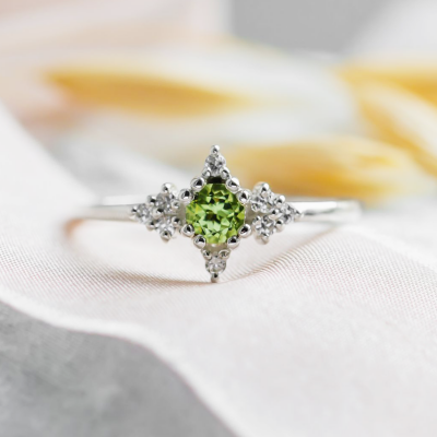 Gold ring with peridot and diamonds CERIGNOLA