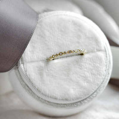Elegantní prsten s diamanty v half eternity provedení a vintage stylu CHRISTINA