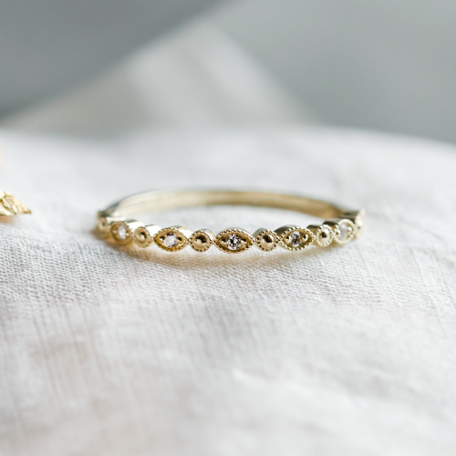 Elegantní prsten s diamanty v half eternity provedení a vintage stylu CHRISTINA