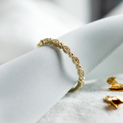 Elegantní prsten s diamanty v half eternity provedení a vintage stylu CHRISTINA