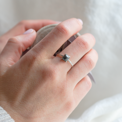Minimalistický prsten s hexagon salt and pepper diamantem CIAO