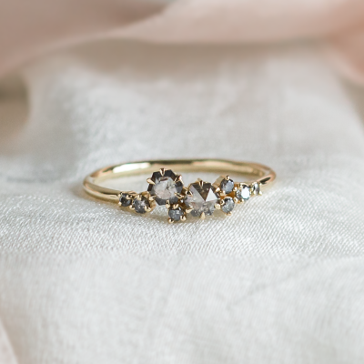 Zlatý cluster prsten s hexagon salt'n'pepper diamanty CLARINA