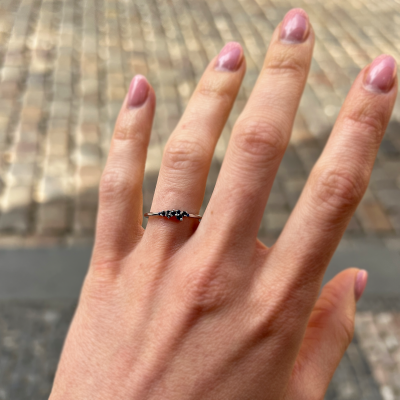 Zlatý minimalistický prsten se safíry CLUSTER