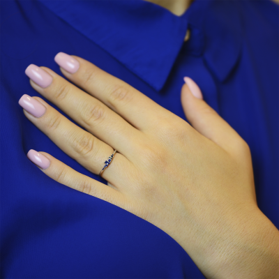 Zlatý minimalistický prsten se safíry CLUSTER