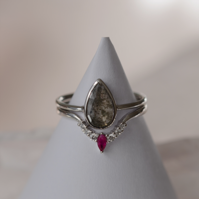 Gold diamond ring with ruby CROWN