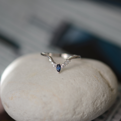 Curved diamond band with sapphire CROWN