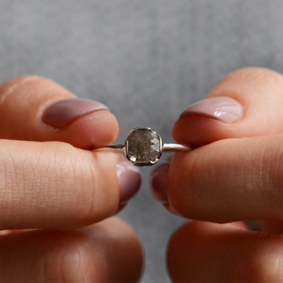 Minimalistický prsten se salt'n'pepper diamantem CUSCINOS