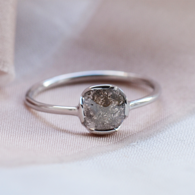 Minimalistický prsten se salt'n'pepper diamantem CUSCINOS