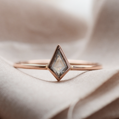 Minimalistický prsten s kite salt and pepper diamantem DAKOTA