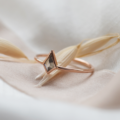 Minimalistický prsten s kite salt and pepper diamantem DAKOTA
