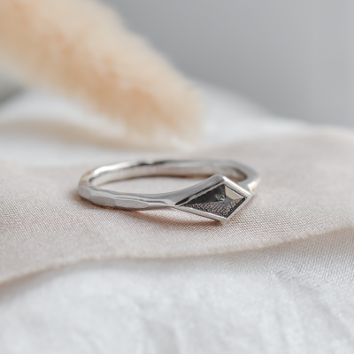 Ring with hammered surface and salt and pepper diamond DART