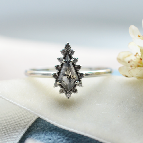 Cluster ring with salt'n'pepper diamond DOMO