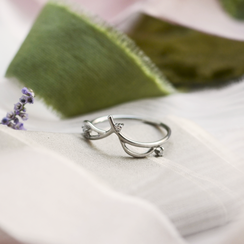 Gold minimalist leaf ring with diamonds DOFA