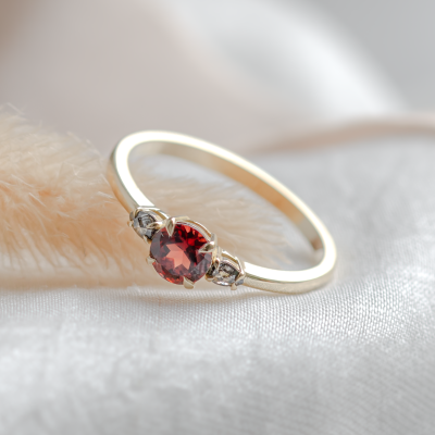 Gold ring with garnet and salt and pepper diamonds DRAGON