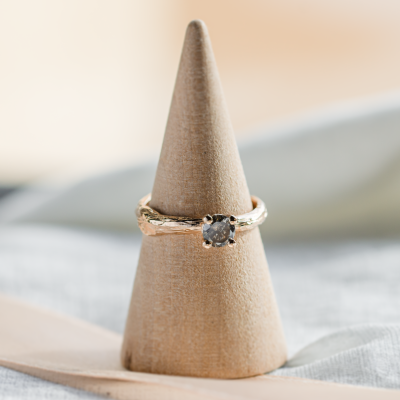 Twig-shaped ring with salt and pepper diamond DREAM