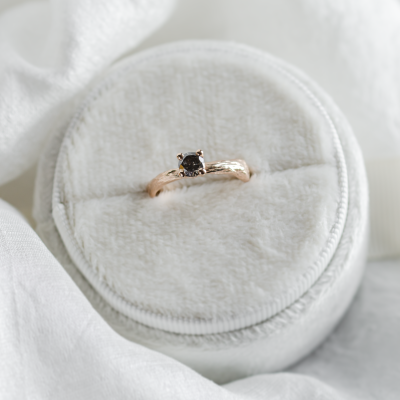 Prsten ve tvaru větvičky se salt and pepper diamantem DREAM