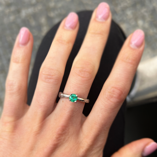 Gold ring with emerald DREM