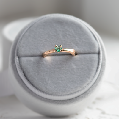 Gold ring with emerald DREM