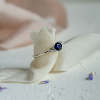 Engagement ring with sapphire and diamonds EDWARD
