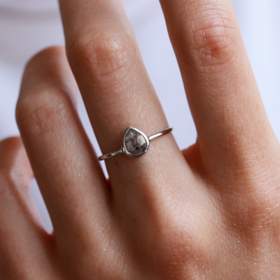 Salt and pepper diamond in the engagement ring ELISA