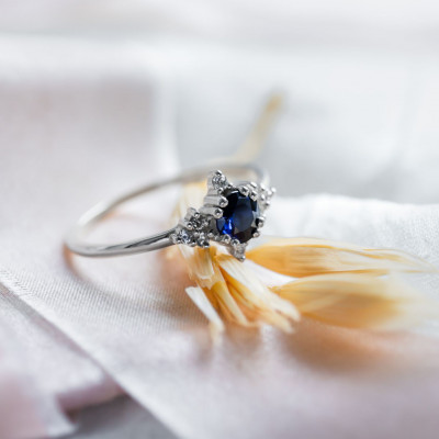 Gold ring with blue sapphire and diamonds ELIZABETH