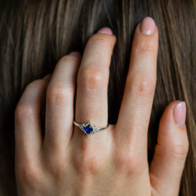 Gold ring with blue sapphire and diamonds ELIZABETH