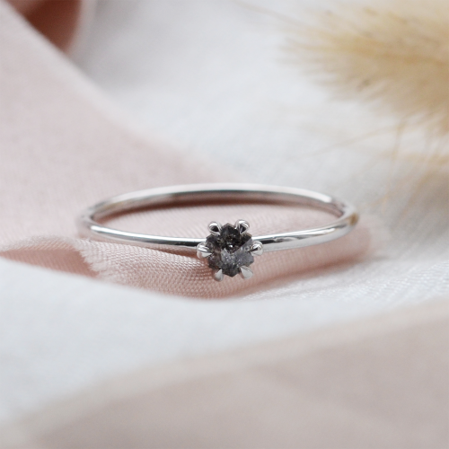 Minimalist salt and pepper diamond ring ELLAX