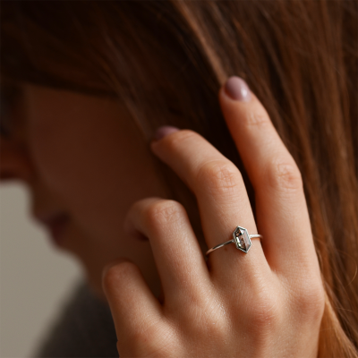 Minimalistický zásnubní prsten se salt'n'pepper diamantem ELLIOT